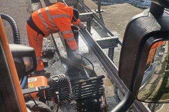A 4, A 14 und A 72: Verkehrseinschränkungen in Mittelsachsen wegen Autobahnreinigung - was auf Autofahrer zukommt - Auf der A4 bei Frankenberg kommt es zu Reinigungsarbeiten. Eine Entwässerungsleitung wird gereinigt. Was kommt auf die Autofahrer zu?