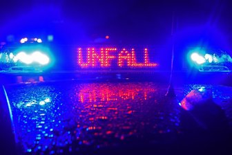 A 4 bei Chemnitz: Auto kracht in Leitplanke – Fahrer schwer verletzt - Auf der A 4 bei Borna-Heinersdorf wurde ein Škoda-Fahrer beim Unfall verletzt.