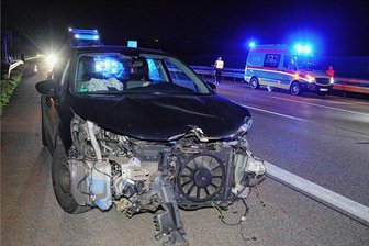 A 4 bei Chemnitz-Glösa: Pkw kracht nach Zusammenstoß in Leitplanke - Der erheblich beschädigte Citroen.