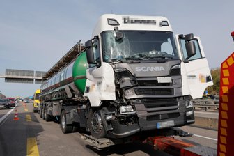A 4 bei Chemnitz: Stundenlanger Stau nach Unfall mit Gefahrguttransporter - Ein Unfall mit einem Pkw und zwei Lkw auf der A 4 bei Chemnitz verursachte kilometerlangen Stau am Montag.