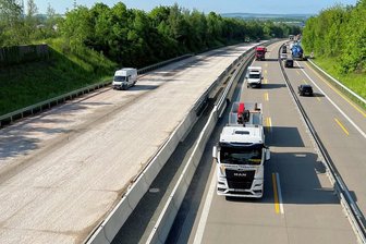 A 4 bei Frankenberg bleibt Baustelle: Warum dauert das so lang? - Die Autobahn A 4 zwischen Frankenberg und Hainichen: In Fahrtrichtung Dresden (links) ist die alte Fahrbahndecke mittlerweile abgefräst. Nun werden drei Schichten Asphalt aufgetragen. 