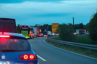 A 4 bei Glauchau in der Nacht voll gesperrt: So lief es auf der Umleitungsstrecke - Warteschlangen haben sich am Abzweig von der B 175 nach Reinholdshain und Niederlungwitz gebildet.