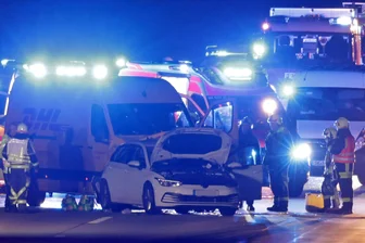 A 4 bei Glauchau mehr als drei Stunden gesperrt: Das war die Ursache - Großeinsatz Freitagnacht auf der A 4 bei Glauchau, wo ein Transporter auf einen PKW gefahren war.