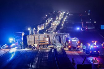 A 4 bei Glauchau nach Laster-Unfall neun Stunden gesperrt: Warum der Feuerwehr-Chef von einem „Riesen-Glück“ spricht - Blick zur Unfallstelle auf der Autobahn bei Glauchau. Es gab für neun Stunden eine Vollsperrung.