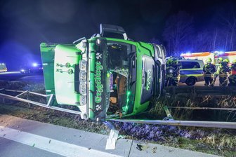 A 4 bei Glauchau nach Unfall mit Laster sieben Stunden gesperrt: Bei der Bergung hilft ein 70-Tonnen-Mobilkran - Die A 4 war nach dem Unfall voll gesperrt. Die Bergungsarbeiten dauerten bis in die Mittagsstunden.