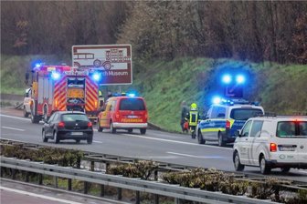 Polizei und Feuerwehr sind am Montagmorgen wegen Rauchentwicklung an einem Fahrzeug auf der A4 ausgerückt. 
