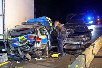 A 4 bei Glauchau voll gesperrt: So schnappt die Polizei nach filmreifer Verfolgungsjagd einen Autodieb - Unfall auf der A 4 bei Glauchau: Ein Audi krachte in ein Polizeifahrzeug.