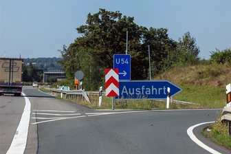A 4 bei Glauchau: Warum Autos und Laster in den Ausfahrten immer wieder in die Schilder krachen - Die A-4-Ausfahrt Glauchau-West. Die Verkehrszeichen sind nach zwei Unfällen aktuell nur provisorisch befestigt.