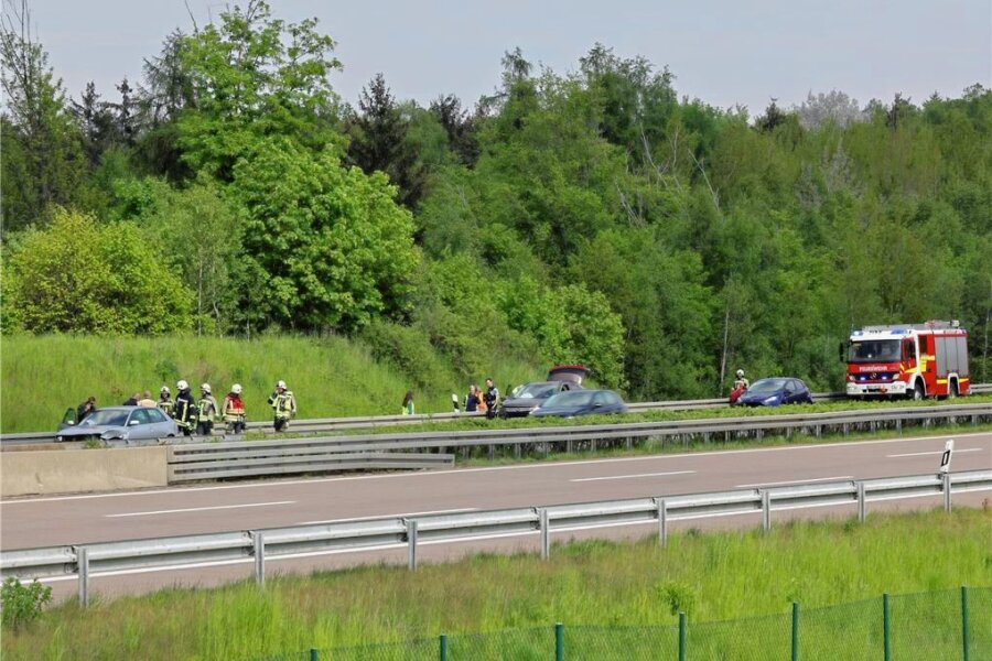 A 4 bei Hohenstein-Ernstthal: Betrunkener Audi-Fahrer verursacht Unfall - Gegen 15 Uhr verursachte ein Audifahrer den Unfall, bis 16.45 Uhr war eine Fahrspur der A 4 gesperrt. 