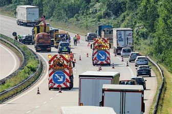 A 4 bei Hohenstein-Ernstthal: Bratwurst-Anhänger verunglückt - Alle Fahrspuren wurden für mehrere Stunden gesperrt, der Verkehr über den Standstreifen geleitet.