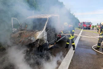 A 4 bei Hohenstein-Ernstthal: Feuerwehr im Einsatz – nur eine Spur frei - Die Feuerwehr ist auf der A 4 bei Hohenstein-Ernstthal im Einsatz.