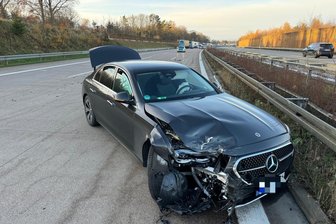 A 4 bei Hohenstein-Ernstthal gesperrt: Zusammenstoß auf der Überholspur - Nach einem Auffahrunfall ist die A 4 bei Hohenstein-Ernstthal voll gesperrt.