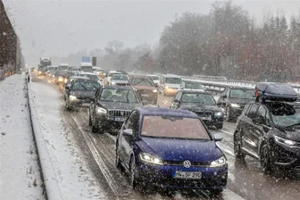 A 4 bei Hohenstein-Ernstthal: Schneechaos behindert Straßenverkehr massiv - Auf der A 4 bei Hohenstein-Ernstthal ging es am Morgen bis weit in den Vormittag nur schleppend voran.