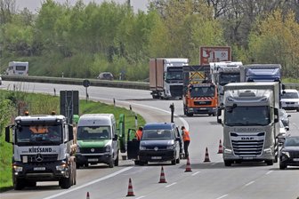 A 4 bei Hohenstein-Ernstthal: Warum die Fahrbahn an rund 30 Stellen aufgebohrt werden muss - An rund 30 Stellen auf der A 4 bei Hohenstein-Ernstthal werden die Bohrkerne entnommen.