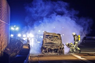 A 4 bei Hohenstein-Ernstthal zwei Stunden voll gesperrt: BMW steht in Vollbrand - Am BMW entstand ein Sachschaden von rund 20.000 Euro.