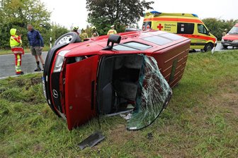 A 4 bei Nossen: Kleinbus schleudert in Graben - Beim Abfahren von der Autobahn bei Nossen geriet ein Kleinbus ins Schleudern und landete im Graben.