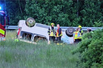 A 4 bei Wüstenbrand: Kleintransporter überschlägt sich - Feuerwehrleute und ein Notarzt an der Unfallstelle.