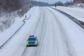 A 4 im Schneechaos: Sperrungen und Unfälle von Limbach-Oberfrohna bis Crimmitschau - Auf der A 4 zwischen Wüstenbrand und Glauchau-Ost ging zeitweise nichts mehr.