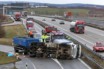 A 4: Lkw kippt an Auffahrt Meerane um - Gegen 9 Uhr am Mittwochmorgen ist ein Lkw an der A 4 bei der Anschlussstelle Meerane umgestürzt.