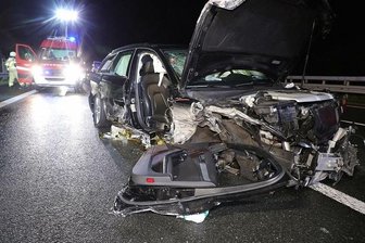 A 4: Mehrere Verletzte bei Unfällen auf regennasser Fahrbahn - Nach Polizeiangaben kam ein Audi im Bereich der Anschlussstelle Siebenlehn am Samstagabend von der Fahrbahn ab und kollidierte mit der rechten Leitplanke.