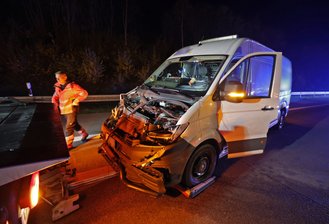 A 4 nach Unfall bei Hohenstein-Ernstthal zeitweise voll gesperrt - Der Transporter musste abgeschleppt werden.