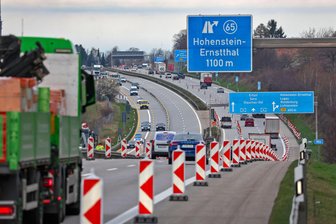 A 4 wird zwischen Hohenstein-Ernstthal und Glauchau zur XXL-Baustelle: Harte Zeiten für Pendler - Die Warnbaken stehen bereits: Ab Mittwoch wird die Auf- und Abfahrt in Hohenstein-Ernstthal voll gesperrt.