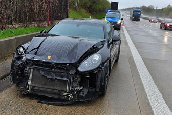 A 4 zwischen Chemnitz und Frankenberg: Mann (82) gerät mit Porsche ins Schleudern - Bei einem Unfall auf der A 4 wurde ein Porsche demoliert.