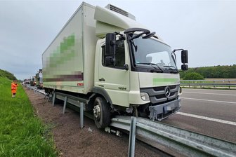A 4 zwischen Frankenberg und Hainichen: Blumen-Laster kracht in Leitplanke - Aus unbekannter Ursache fuhr dieser Lkw auf der A 4 zwischen Frankenberg und Hainichen in die rechte Leitplanke.