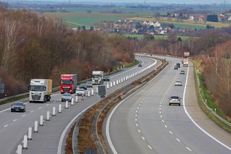 A 4 zwischen Glauchau-Ost und Hohenstein-Ernstthal: Verkehr rollt bald wieder auf allen Spuren - Auf der Autobahn hat der Rückbau der Baustelleneinrichtung begonnen.