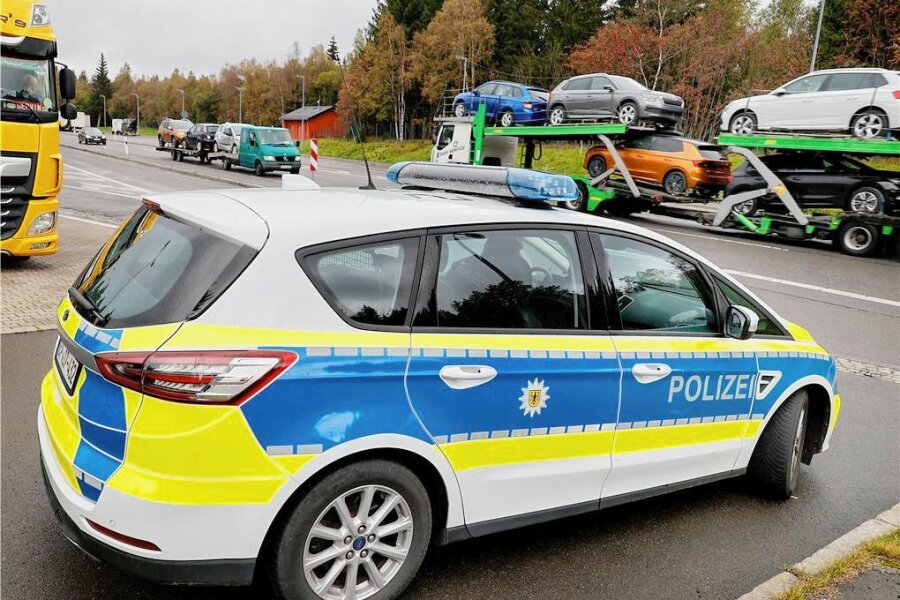 A 4 zwischen Siebenlehn und Berbersdorf: Gefahr durch querstehenden LKW besteht nicht mehr - Die Polizei warnt: Glatteis und Schnee haben am Morgen zu Problemen auf der A 4 geführt. 