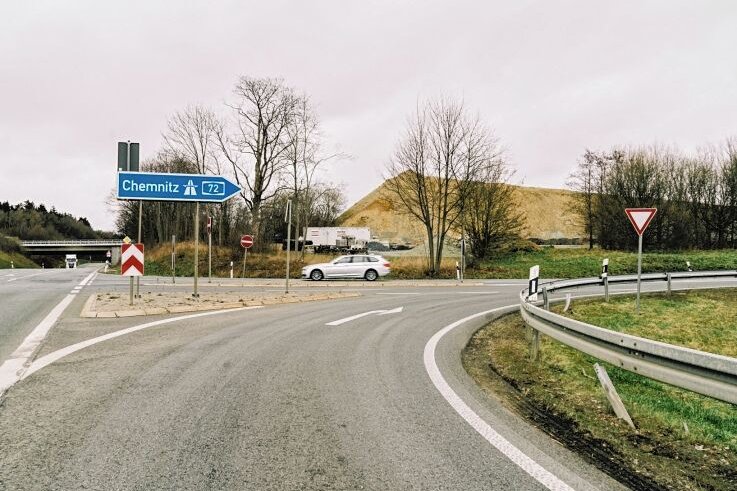 A 72: Auf Bergen wird's wohl bald grün - Autobahn-Anschlussstelle Reichenbach. Seit dem vergangenen Jahr markieren große Erdhügel die Auffahrten. 