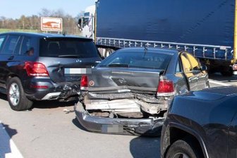 A 72: Auffahrunfall mit vier Autos an Stauende -