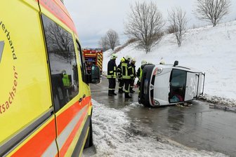 A 72: Auto liegt bei Hartenstein in Auffahrt auf der Seite - Die A-72-Auffahrt Hartenstein war vorübergehend durch ein umgekipptes Auto blockiert.
