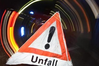 A 72: Autofahrer prallt gegen Mittelleitplanke -