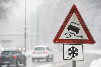 A 72: Behinderungen durch Schnee und Eis zwischen Hartenstein und Stollberg - Im Laufe des Mittwoch ist es auf der A 72 zwischen Zwickau-West und Stollberg-West mehrmals zu Einschränkungen des Verkehrs aufgrund von Schnee und Glätte (Symbolfoto) gekommen.