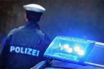 A 72 bei Geithain: Frau bei Unfall schwer verletzt - In Geithain geriet an der Autobahnauffahrt ein Transporter ins Schleudern. Auch die Polizei war vor Ort (Symbolfoto). 