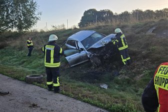 A 72 bei Penig: Autofahrer verunglückt - Das Auto war nach dem Unfall Schrott und musste abgeschleppt werden.