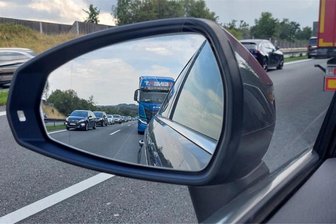A 72 bei Plauen kurzzeitig gesperrt: Langer Stau bis Treuen - Stau auf der Autobahn - am Dienstagnachmittag ging auf der A72 nichts mehr.