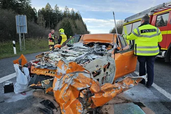 A 72 bei Zwickau: Fahrer überlebt Horror-Crash mit „deutlich überhöhter Geschwindigkeit“ - Das Auto war unter das Heck eines Lastwagens geraten.