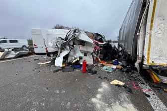 A 72 bei Zwickau-Ost nach Unfall fünf Stunden voll gesperrt: Polizei beziffert Sachschaden auf 50.000 Euro - Die A 72 war nach dem Unfall zwischen Zwickau-Ost und Hartenstein voll gesperrt.