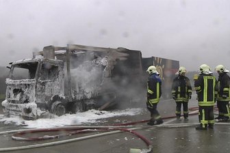 Der Lkw-Fahrer konnte sich nach ersten Erkenntnissen in Sicherheit bringen.