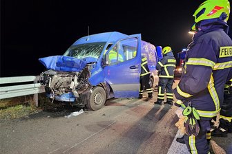 A 72 im Vogtland stundenlang gesperrt: Kurz eingenickter Sprinter-Fahrer verursacht schweren Unfall - Die Autobahn zwischen Treuen und Reichenbach war für mehrere Stunden gesperrt. Die Feuerwehr Treuen leistete Hilfe.