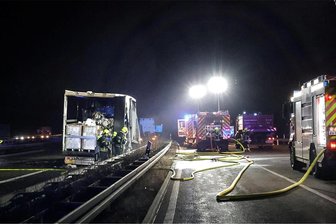 A 72 in Chemnitz: Nach Brand an Lkw-Anhänger fließt der Verkehr wieder - Der Laster fing etwa gegen 5 Uhr Feuer. Der Fahrer koppelte den Auflieger noch ab und rettete so die Zugmaschine.