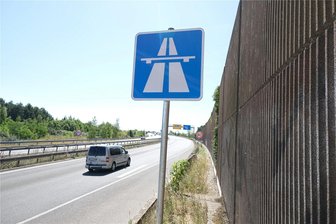 A 72: Laster verliert kurz vor Zwickau-Ost rund 800 Liter Diesel - Auf der A 72 ist eine Fahrspur am Donnerstagfrüh gesperrt. Ein Laster hat Diesel verloren.