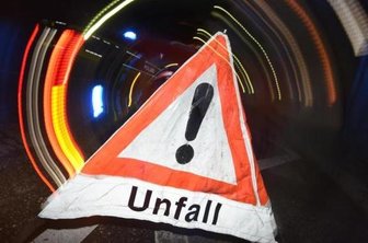 A 72: Lkw rammt bei Hof Pannen-Fahrzeug - Stundenlange Sperrung - Von einem Laster gefallene Metallständer haben nach einem Unfall auf der A 72 am Freitagabend zwischen den Anschlussstellen Hof-Nord und dem Autobahndreieck Bayerisches Vogtland für eine stundenlange Sperrung der Autobahn Richtung A 9 gesorgt.