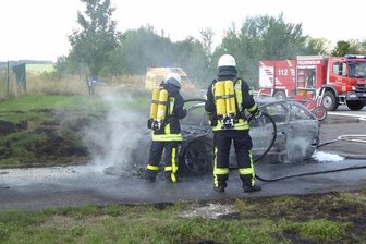 A 72: Mercedes brennt aus - Der Fahrer konnte seinen Mercedes noch in einer Behelfsausfahrt abstellen. Er blieb unverletzt.