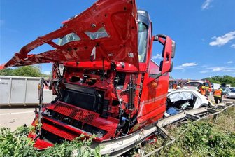 A 72 nach Auffahrunfall teils dicht: zwei Lkw donnern aufeinander - Immer wieder verunglücken Lkw auf Autobahnen. Hier ein Unfall im Landkreis Mittelsachsen.