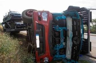 A 72 nach Lkw-Unfall bei Pirk stundenlang gesperrt - Die Autobahn 72 nahe Taltitz kurz nach dem Unfall: Der Autotransporter war nach rechts von der Fahrbahn abgekommen und anschließend umgekippt. Der Anhänger blieb auf den Rädern stehen.