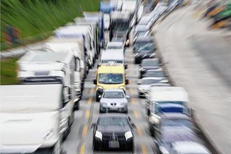 A 72: Pendler stehen an Anschlussstelle Zwickau-West im Stau - Autofahrer stehen im Stau.