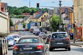 A-72-Sperrung: Zahlreiche Lastwagen rollen durch Zwickau - In Planitz ging es auf der Lengenfelder Straße stadteinwärts meist nur langsam voran.